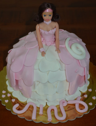 עוגת ברבי, AYAS SWEETS,עוגות לימי הולדת, הפעלות וסדנאות לימי הולדת לילדים